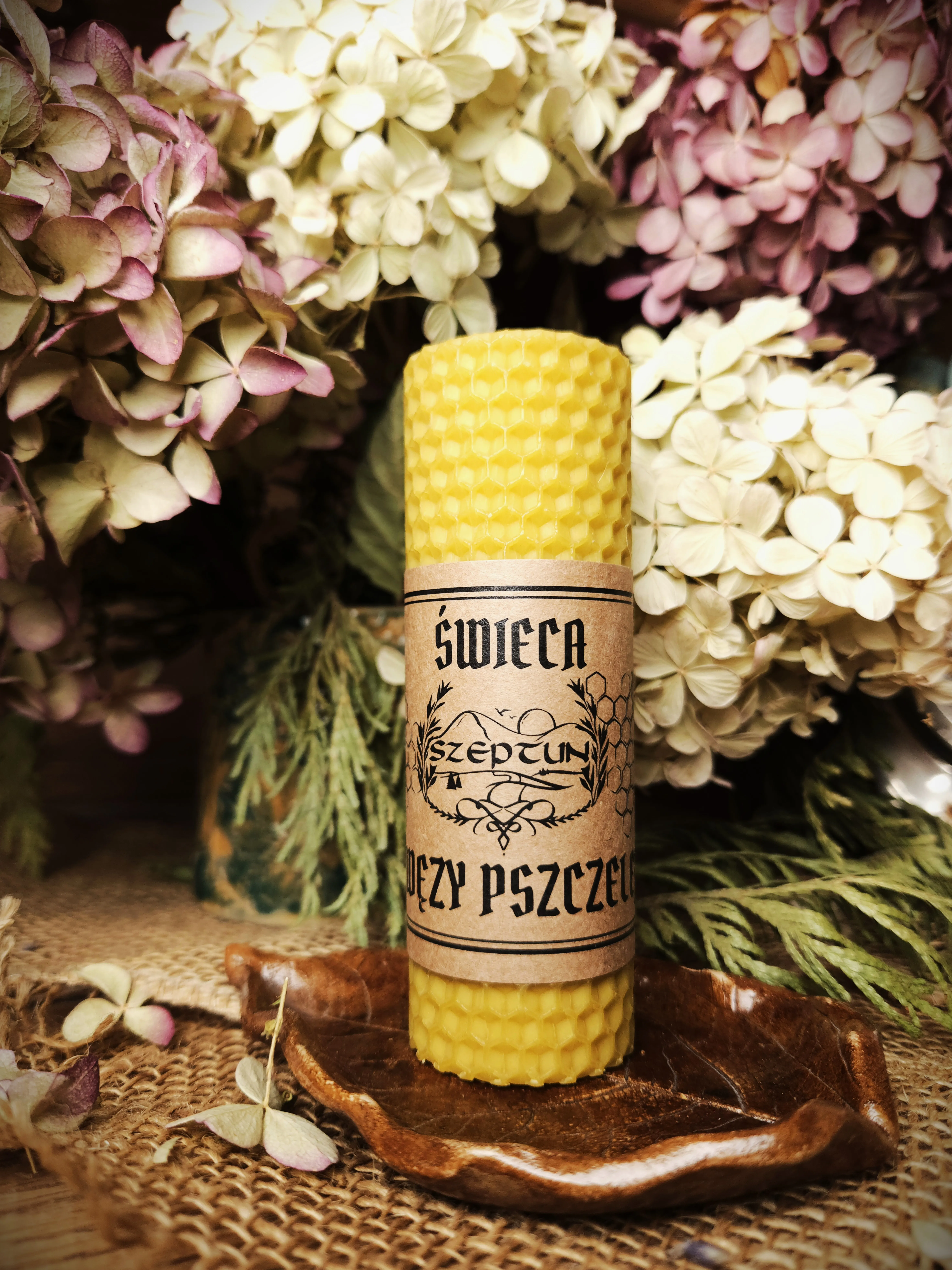 Świeca z węzy pszczelej - żółta